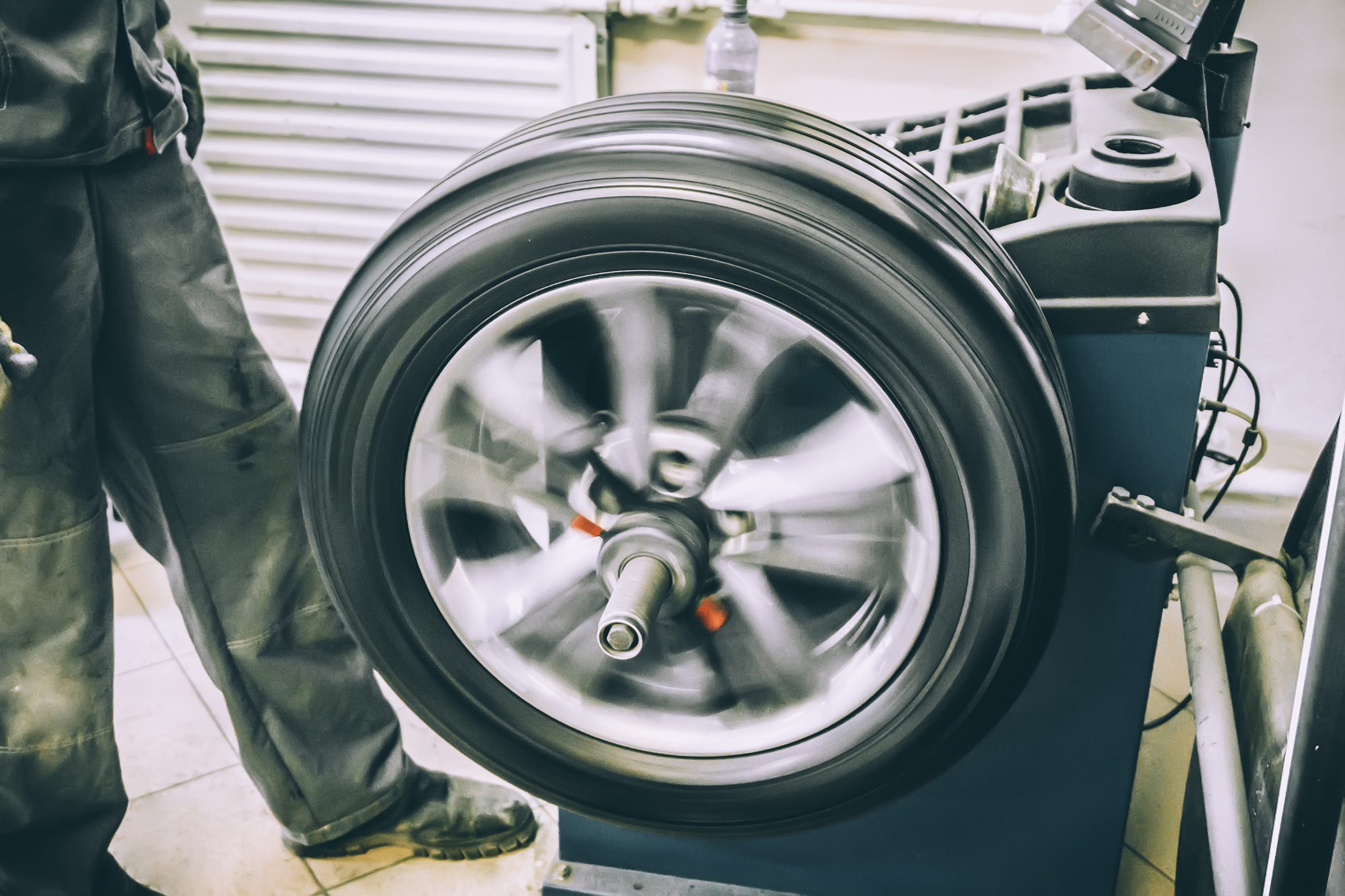 wheel balancing machine