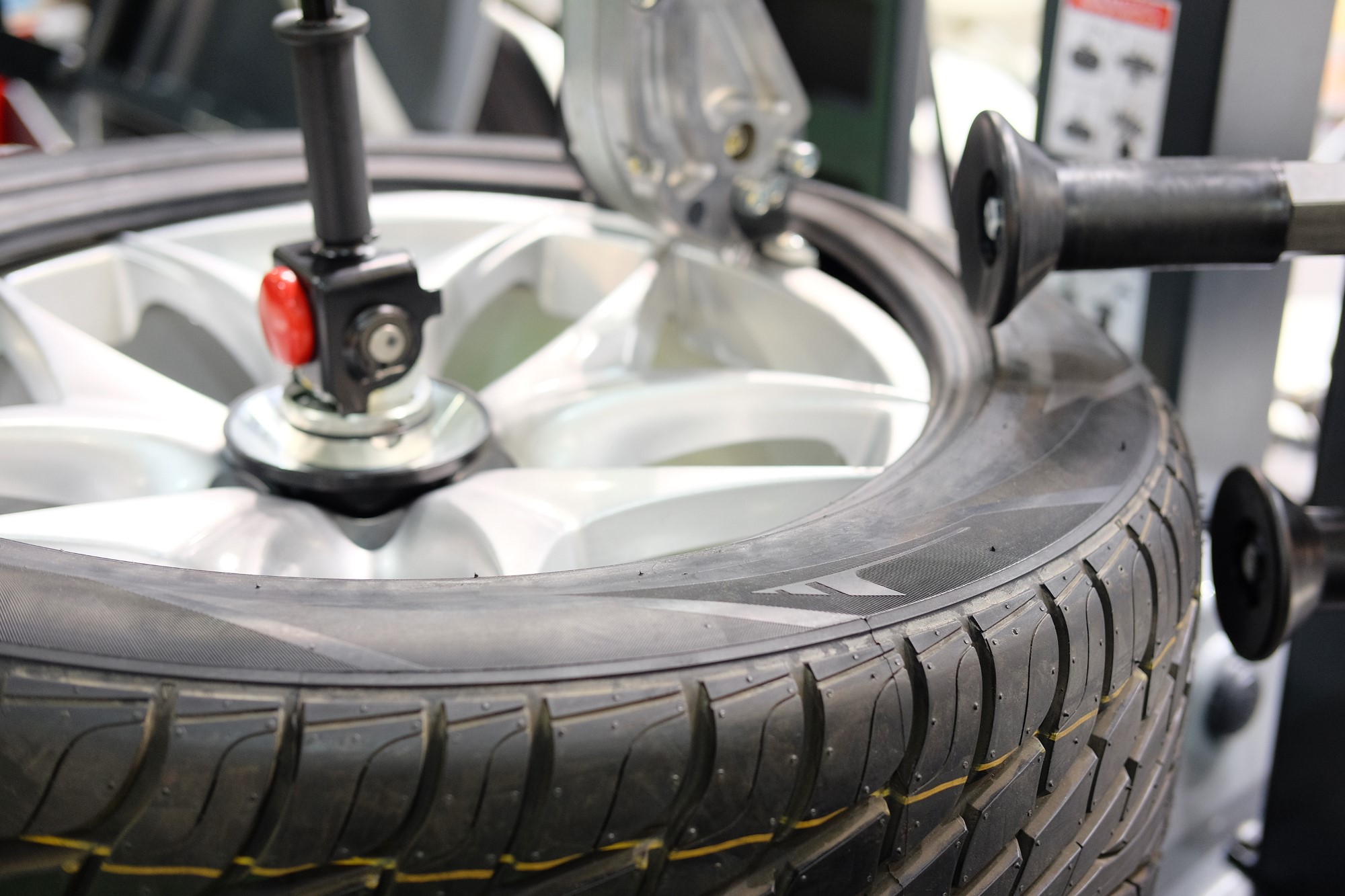 machine for fitting tyres